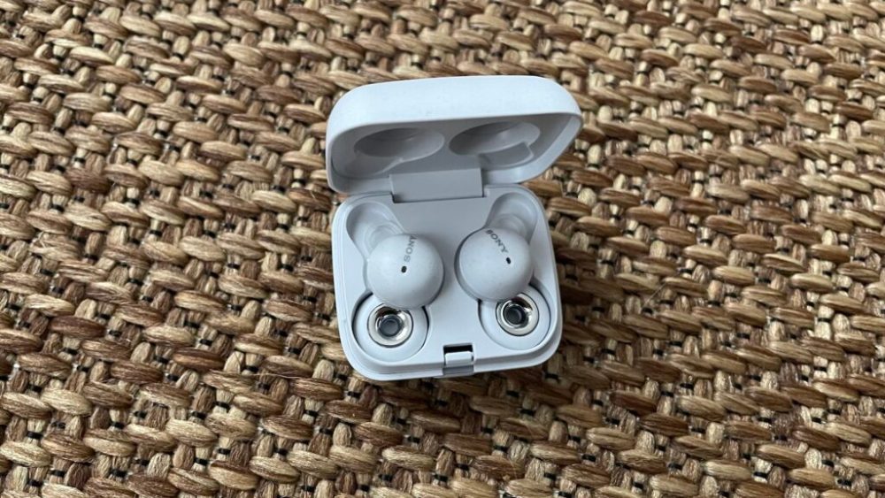 Les écouteurs Sony EarBuds dans leur boîtier // Source : Maxime Claudel