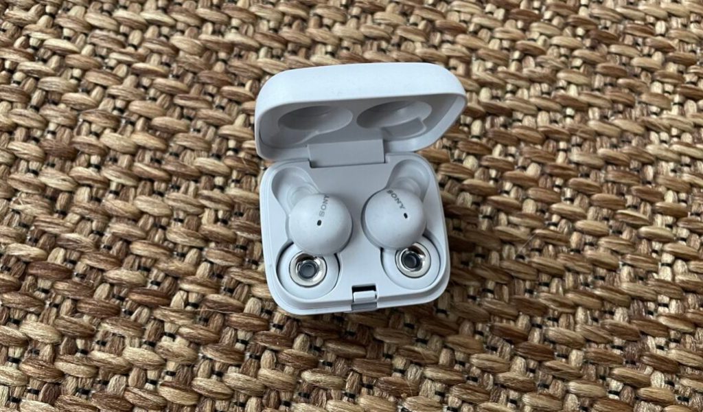 Les écouteurs Sony EarBuds dans leur boîtier // Source : Maxime Claudel