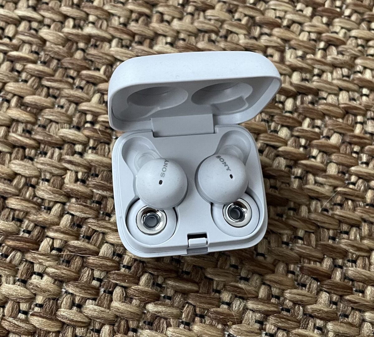 Les écouteurs Sony EarBuds dans leur boîtier // Source : Maxime Claudel