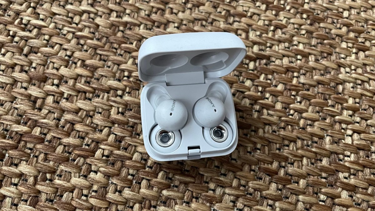 Les écouteurs Sony EarBuds dans leur boîtier // Source : Maxime Claudel