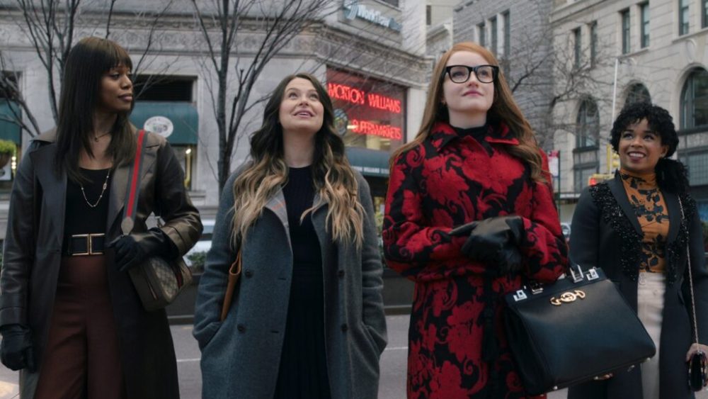Laverne Cox (Kacy), Katie Lowes (Rachel), Julia Garner (Anna) et Alexis Floyd (Neff), admirent le travail d'Anna // Source : Netflix