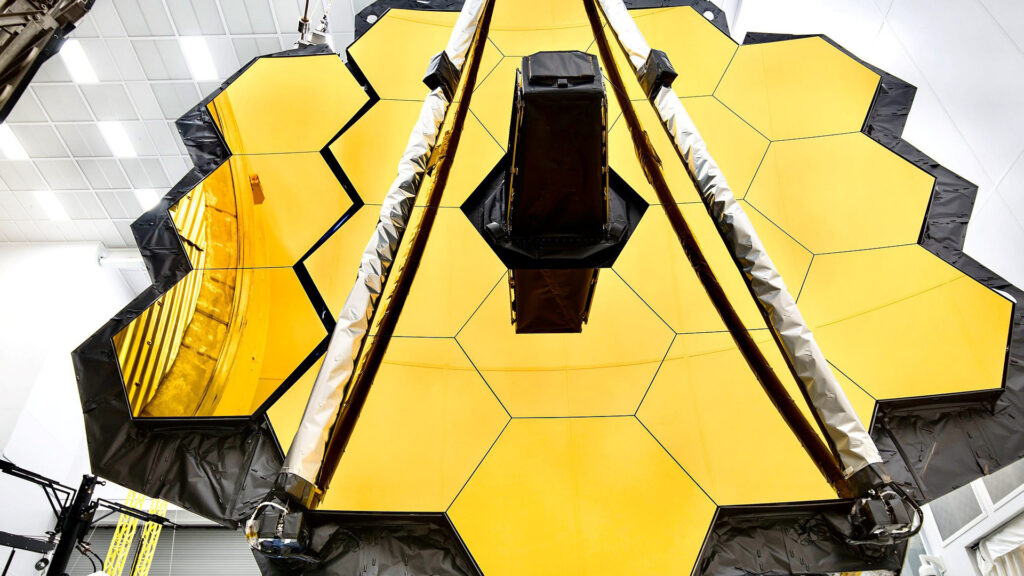 Miroir segmenté du JWST. // Source : Credit NASA/Chris Gunn (photo recadrée)