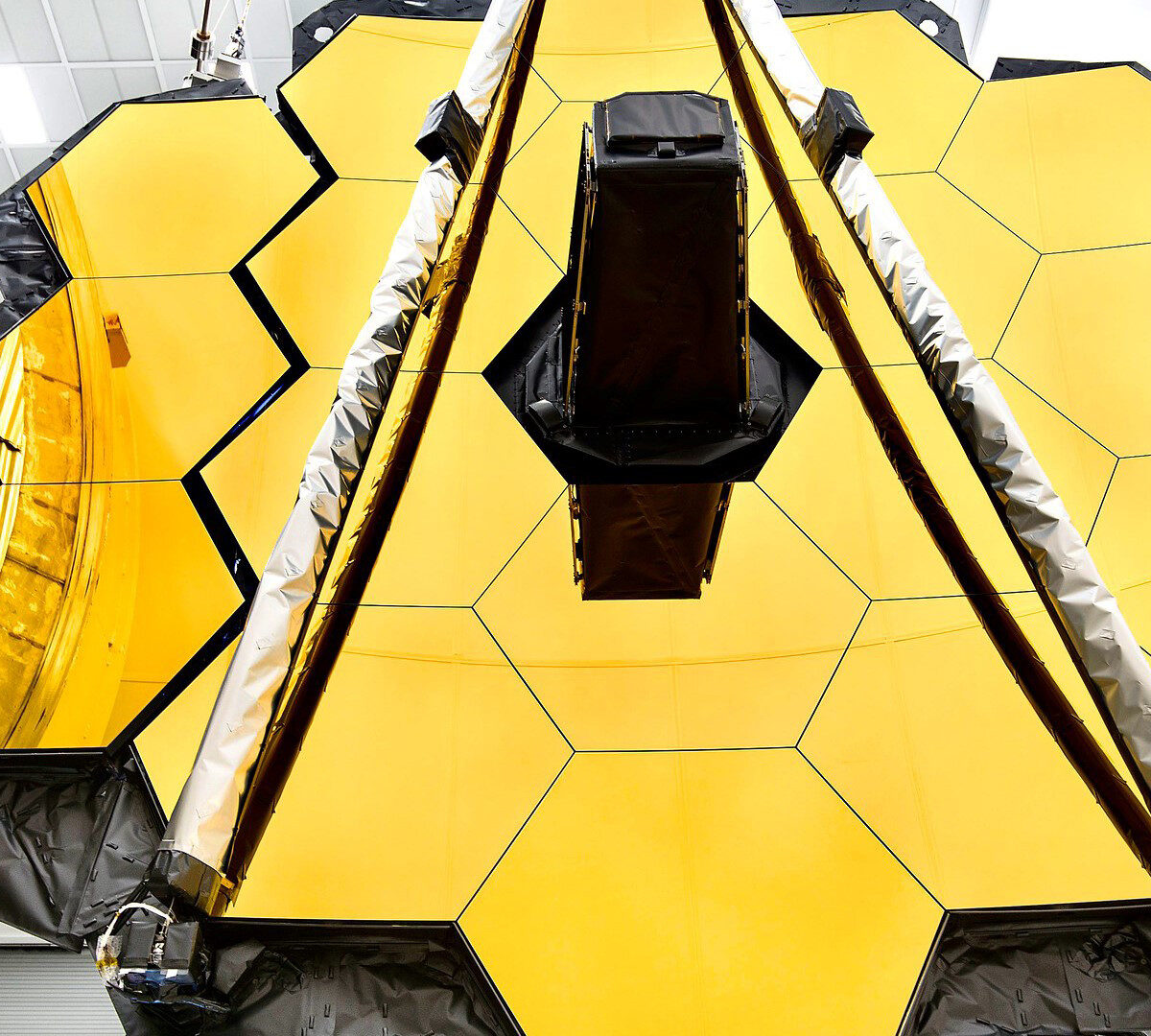 Miroir segmenté du JWST. // Source : Credit NASA/Chris Gunn (photo recadrée)