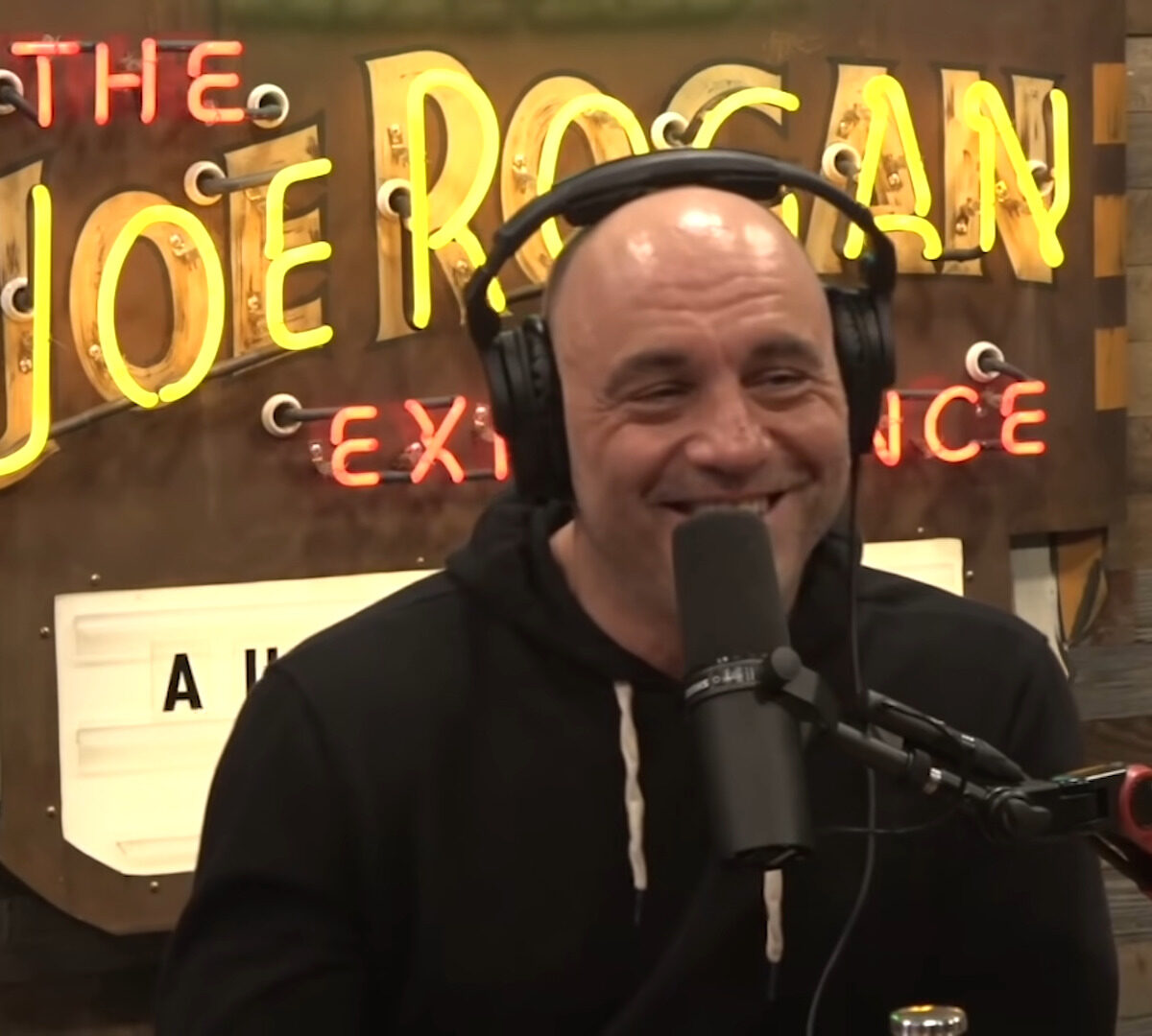 Joe Rogan pendant l'enregistrement de son podcast, The Joe Rogan Experience // Source : Joe Rogan / YouTube