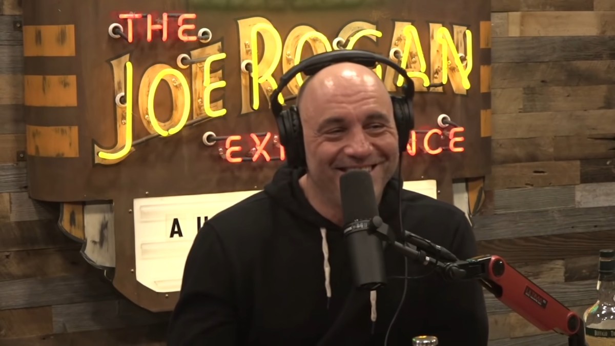 Joe Rogan pendant l'enregistrement de son podcast, The Joe Rogan Experience // Source : Joe Rogan / YouTube