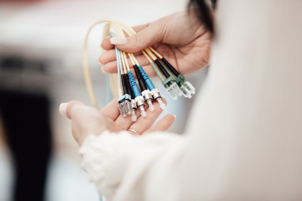 Des câbles de fibres optiques // Source : Lars Kienle / Unsplash