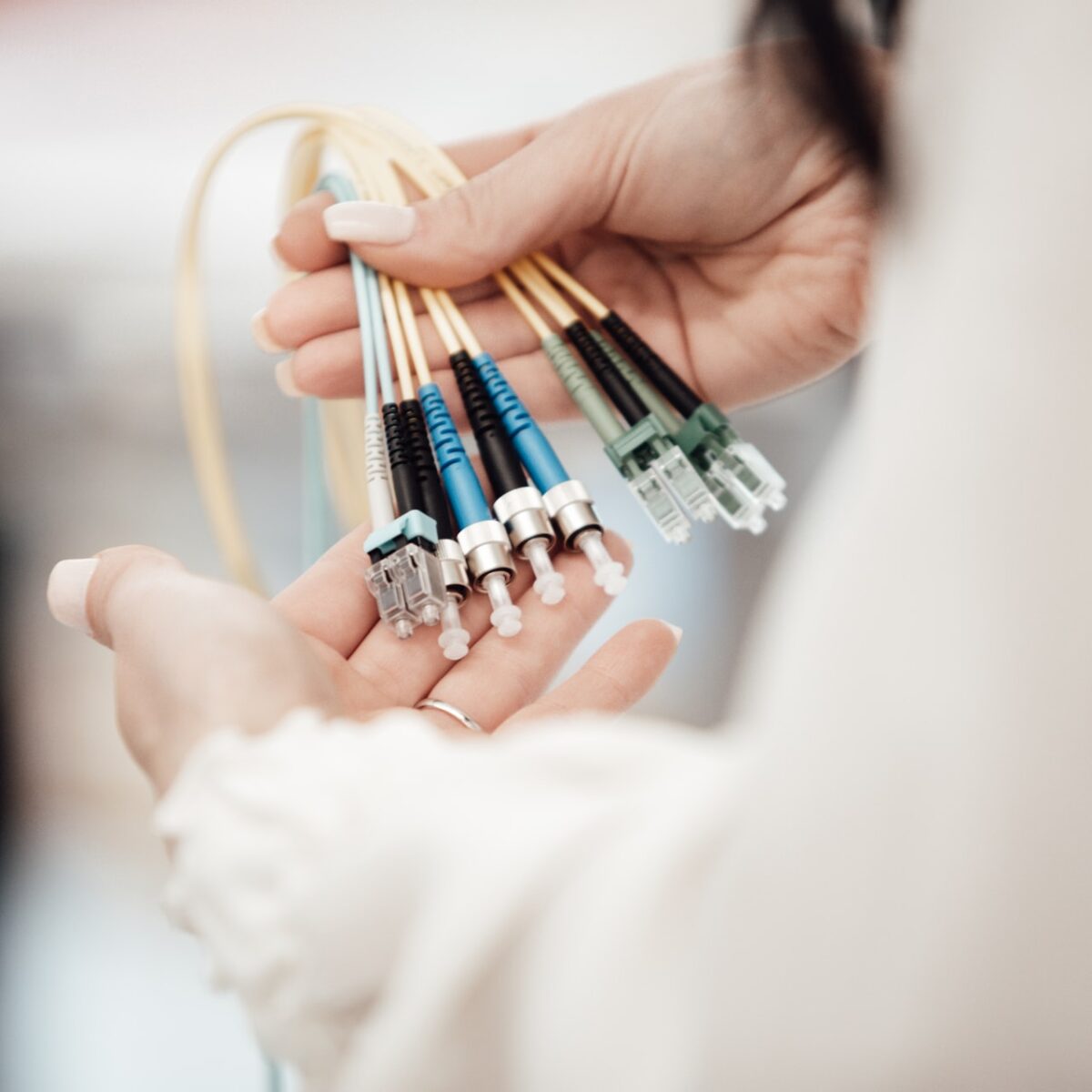 Des câbles de fibres optiques // Source : Lars Kienle / Unsplash