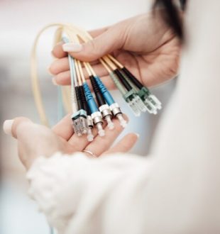 Des câbles de fibres optiques // Source : Lars Kienle / Unsplash