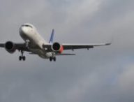 Un avion arrivant  à l'aéroport Heathrow de Londres  // Source : Big Jet TV / YouTube