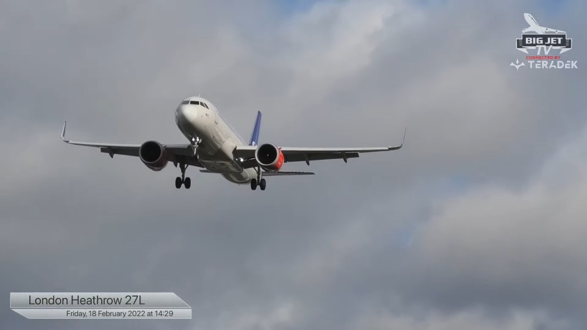 Un avion arrivant  à l'aéroport Heathrow de Londres  // Source : Big Jet TV / YouTube