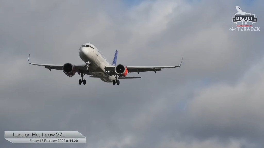 Un avion arrivant  à l'aéroport Heathrow de Londres  // Source : Big Jet TV / YouTube