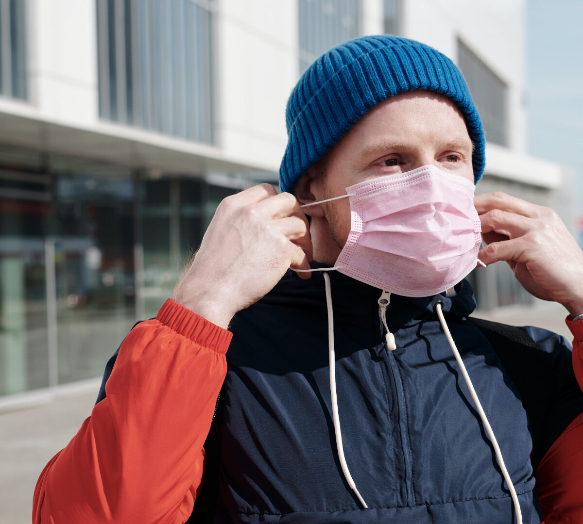 Une personne ôtant son masque. // Source : Pexels/Norma Mortenson (photo recadrée)