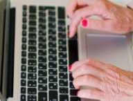 Une personne senior utilisant un clavier. // Source : Anna Shvets