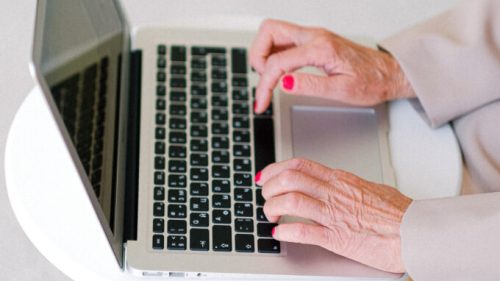Une personne senior utilisant un clavier. // Source : Anna Shvets