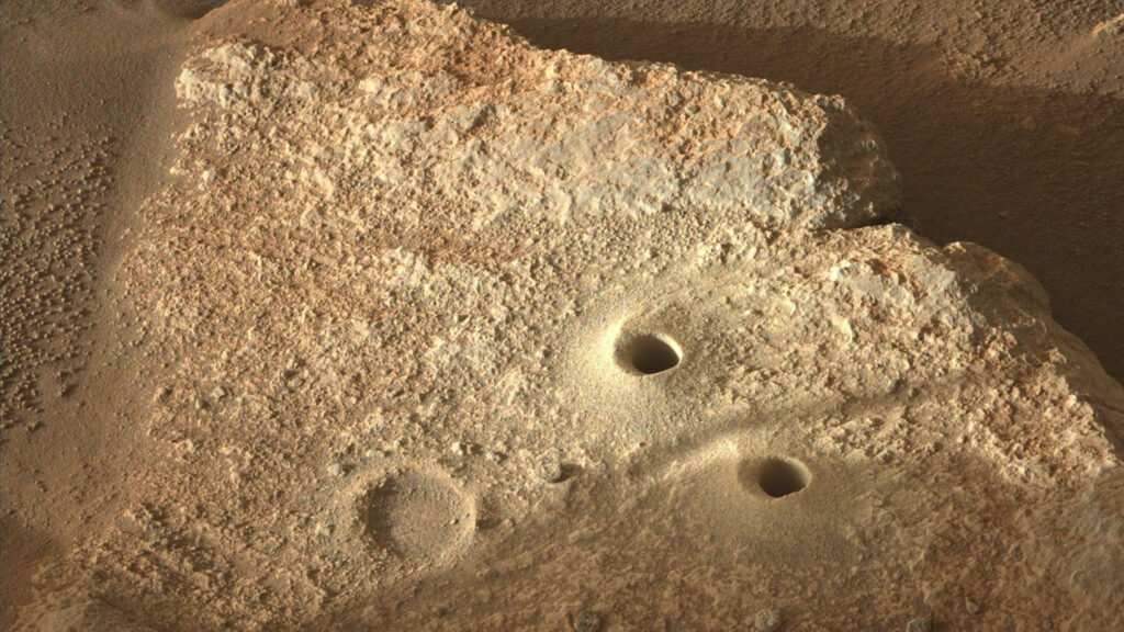 Les deux trous creusés par le rover dans cette roche. 😮 // Source : Via Twitter @NASAPersevere (photo recadrée)