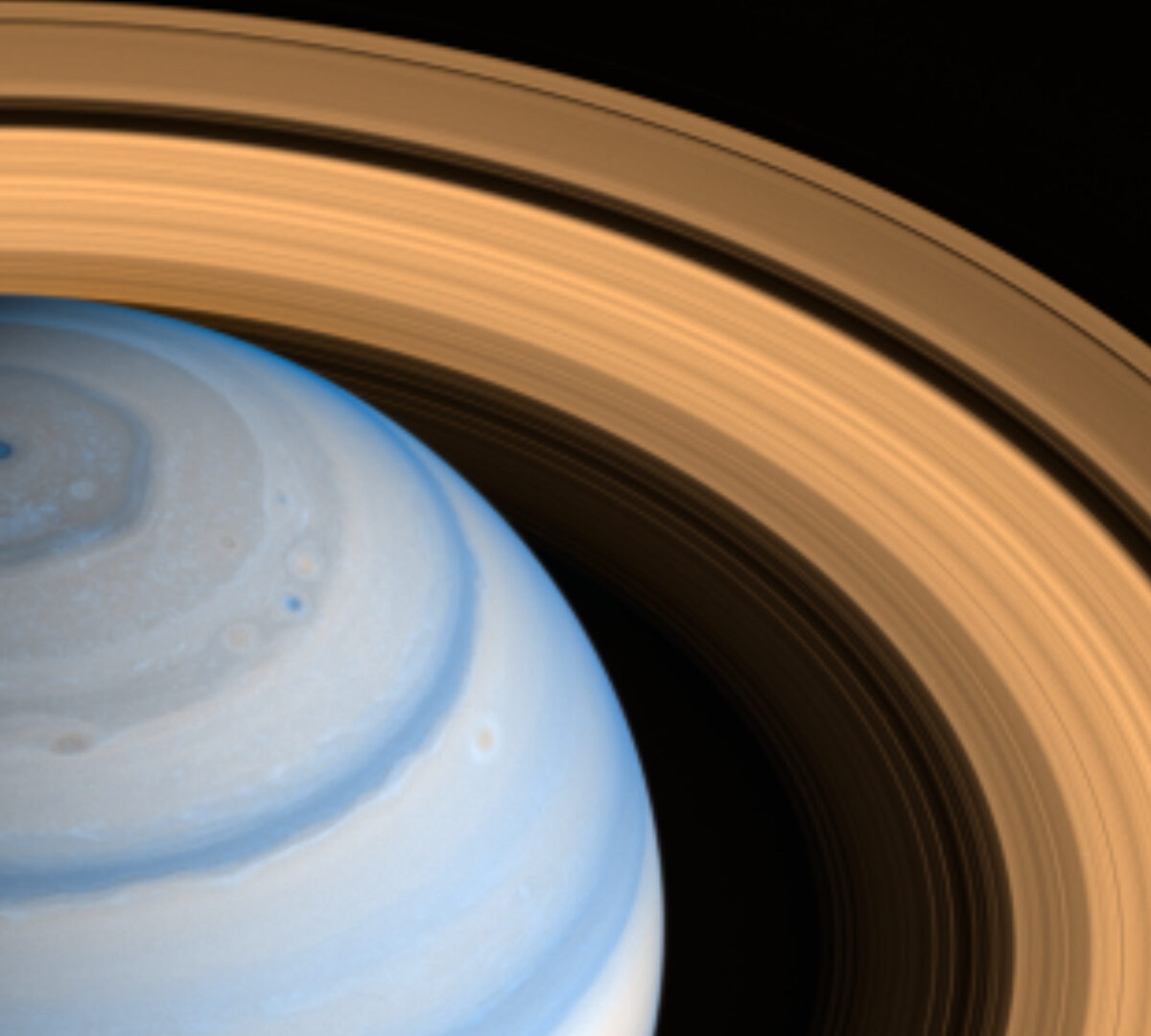 Saturne, à partir d'images prises dans l'infrarouge par Cassini en 2014. // Source : NASA/JPL-Caltech/SSI/CICLOPS/Kevin M. Gill (photo recadrée)