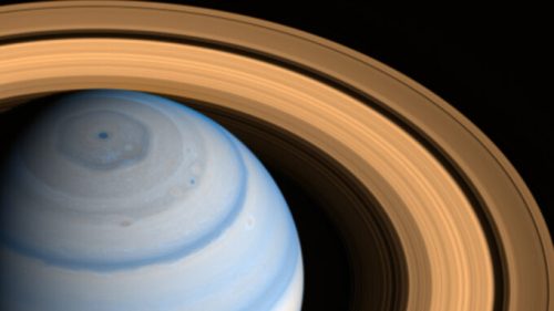 Saturne, à partir d'images prises dans l'infrarouge par Cassini en 2014. // Source : NASA/JPL-Caltech/SSI/CICLOPS/Kevin M. Gill (photo recadrée)