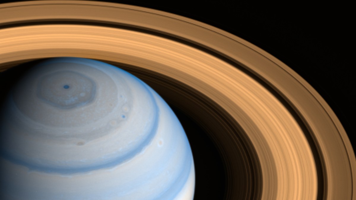 Saturne, à partir d'images prises dans l'infrarouge par Cassini en 2014. // Source : NASA/JPL-Caltech/SSI/CICLOPS/Kevin M. Gill (photo recadrée)