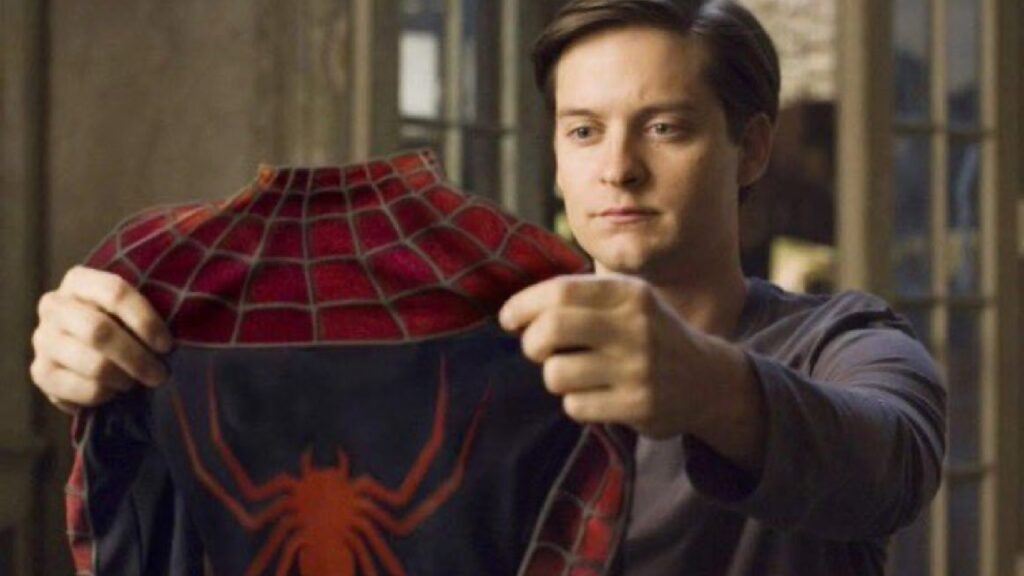 Tobey Maguire, tenant entre les mains son costume, dans Spider-Man 1 (Sam Raimi). // Source : Marvel