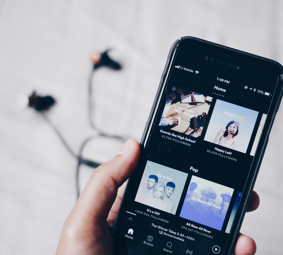 App Spotify sur un smartphone. // Source : Unplash/Fixelgraphy (photo recadrée)