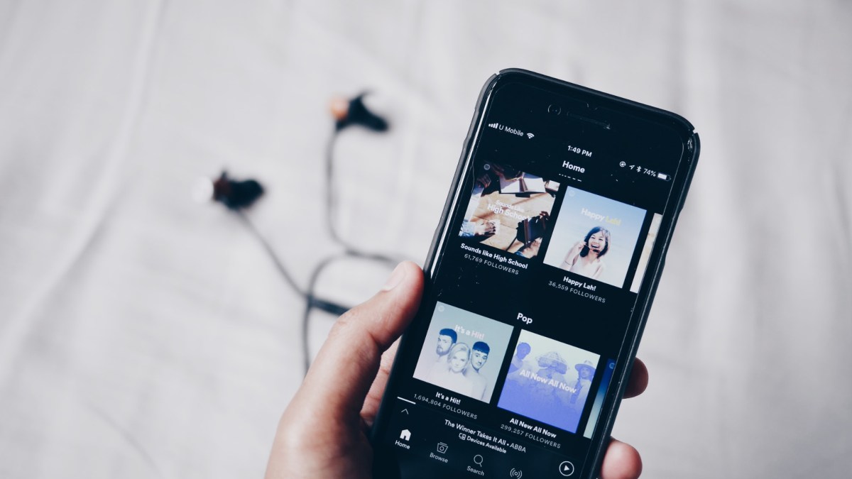 App Spotify sur un smartphone. // Source : Unplash/Fixelgraphy (photo recadrée)