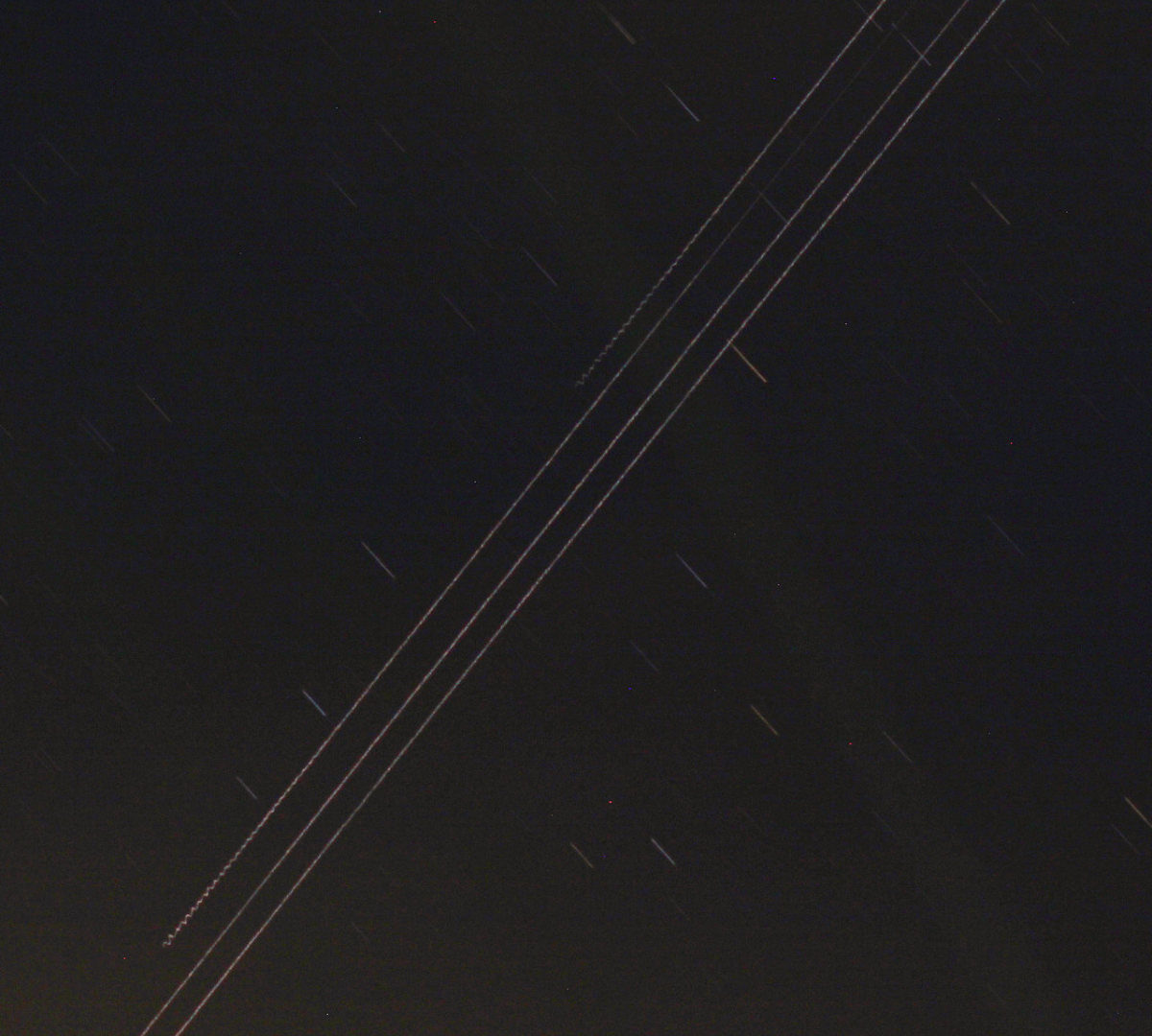 Un train de satellites Starlink. // Source : Flickr/CC/Giuseppe Donatiello (photo recadrée)