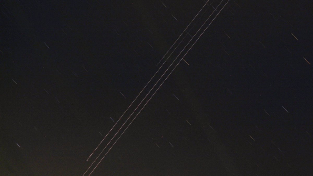 Un train de satellites Starlink. // Source : Flickr/CC/Giuseppe Donatiello (photo recadrée)