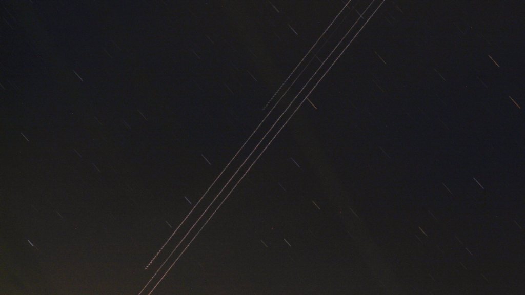 Un train de satellites Starlink. // Source : Flickr/CC/Giuseppe Donatiello (photo recadrée)