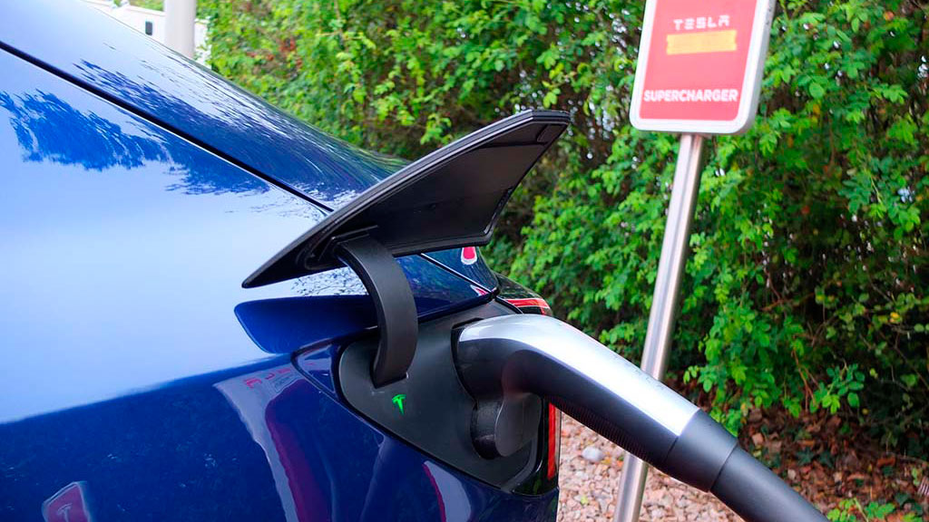 Superchargeur Tesla // Source : Raphaelle Baut pour Numerama