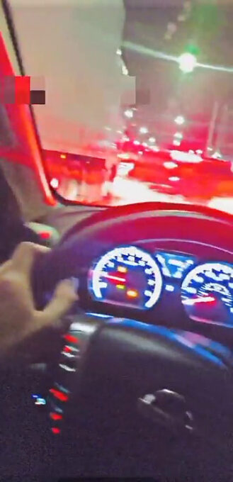 Une des très nombreuses vidéos qui montrent des civils quitter Kiev ce 24 février. Ici, le conducteur dit aller à Lviv, une ville de l'Ouest du pays. // Source : Cyberguerre - SnapMap Une des très nombreuses vidéos qui montrent des civils quitter Kiev ce 24 février. Ici, le conducteur dit aller à Lviv, une ville de l'Ouest du pays. // Source : Cyberguerre - SnapMap