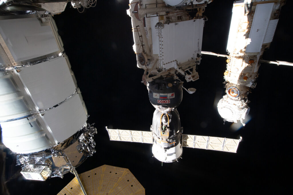 Une navette Soyuz est arrimée à la station spatiale internationale // Source : Nasa Jonhson / Flickr