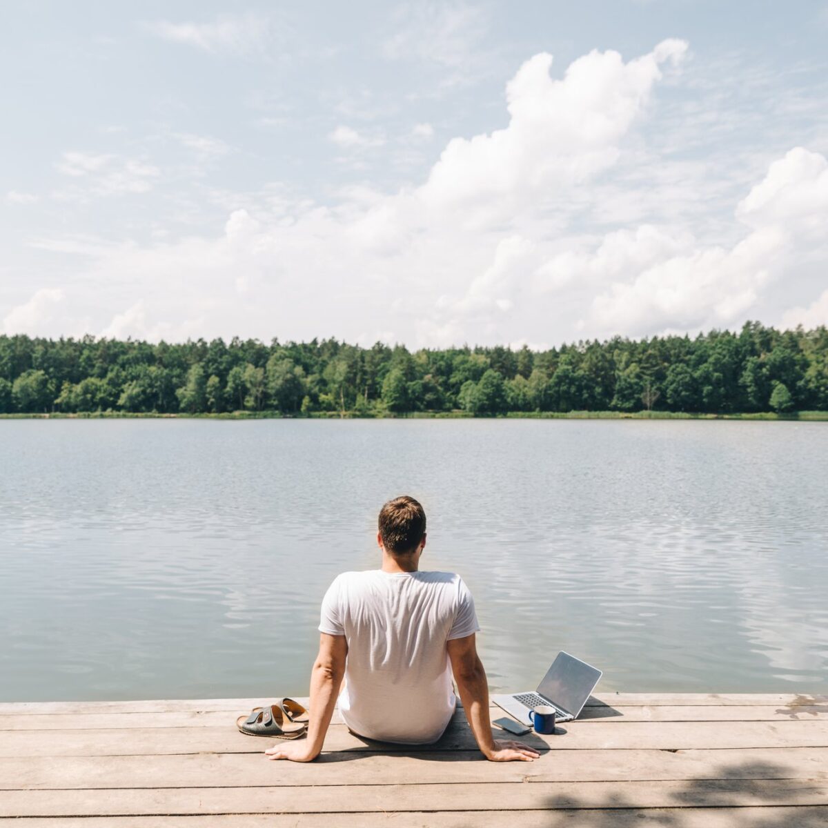 Un homme serein devant un lac parce que son smartphone et son PC sont protégés par un antivirus. // Source : iStock via Bitdefender