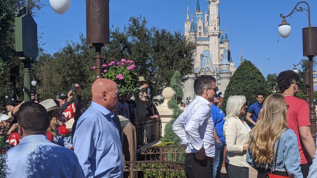 Bob Chapek, avec la chemise bleue, au centre de l'image, à Disney World. // Source : wikimédias