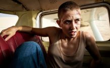 Au fur et à mesure de son voyage, Julie (Marie Reuther) ressemble de plus en plus à Furiosa de Mad Max : Fury Road // Source : HBO Max/Canal+ Au fur et à mesure de son voyage, Julie (Marie Reuther) ressemble de plus en plus à Furiosa de Mad Max : Fury Road // Source : HBO Max/Canal+