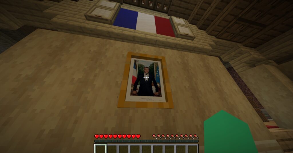 Il y a vraiment beaucoup de photos d'Emmanuel Macron dans le serveur Minecraft // Source : Numerama