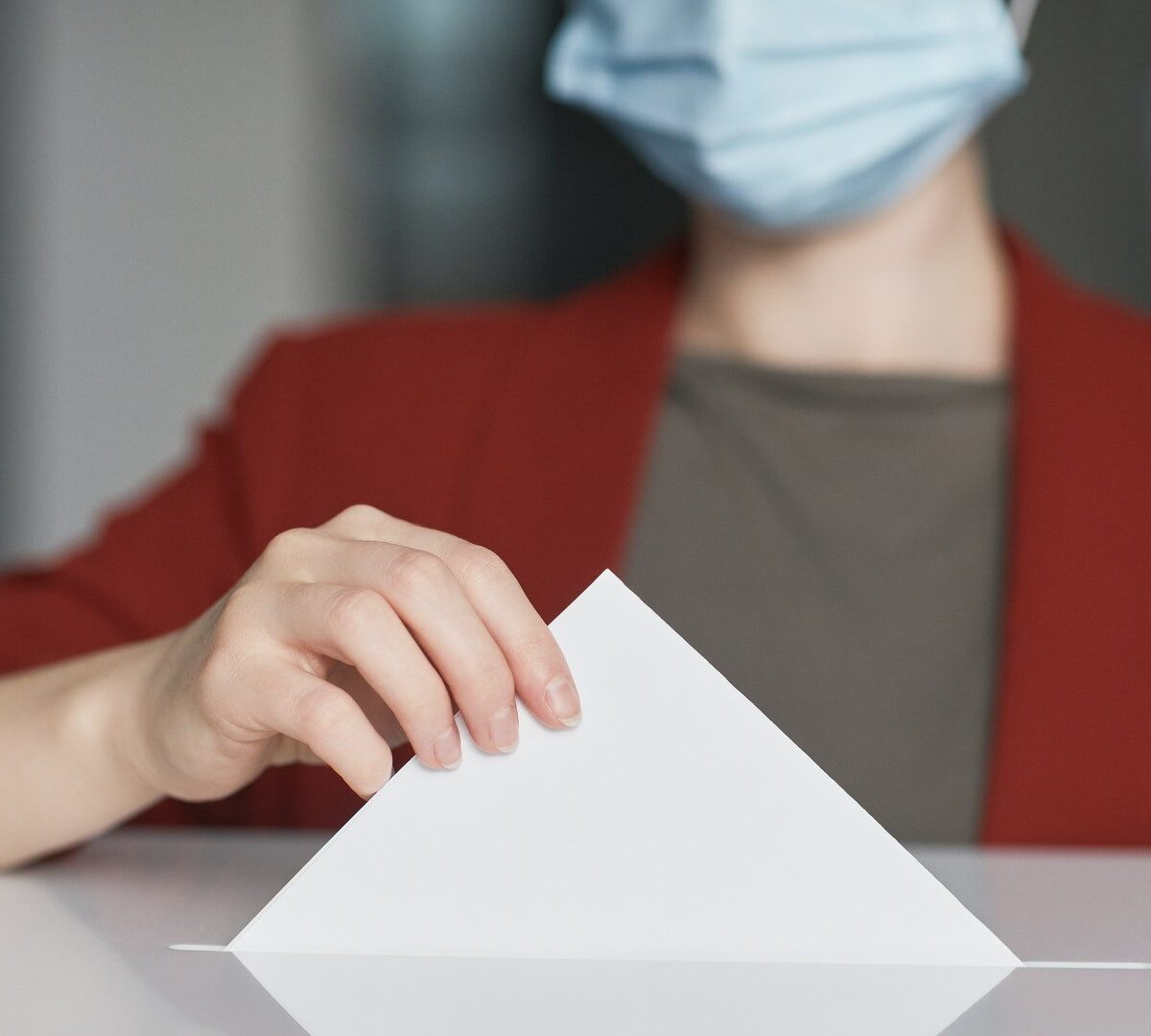 Le masque est fortement recommandé pendant le scrutin de la présidentielle, dans les bureaux de vote. // Source : Pexels