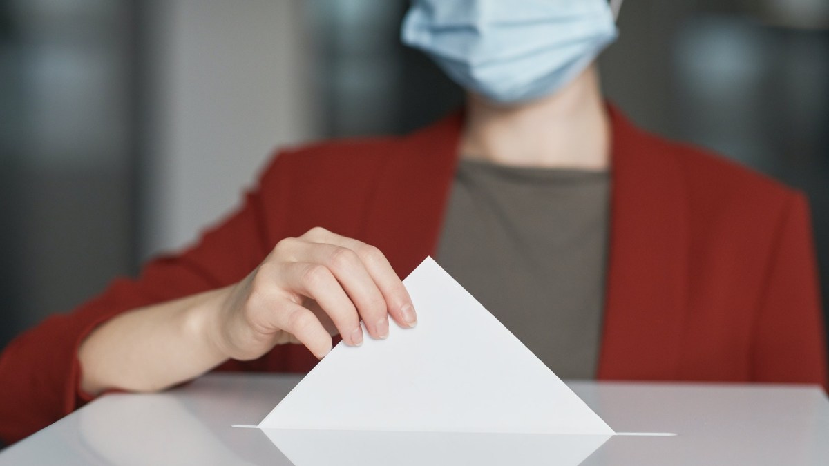 Le masque est fortement recommandé pendant le scrutin de la présidentielle, dans les bureaux de vote. // Source : Pexels