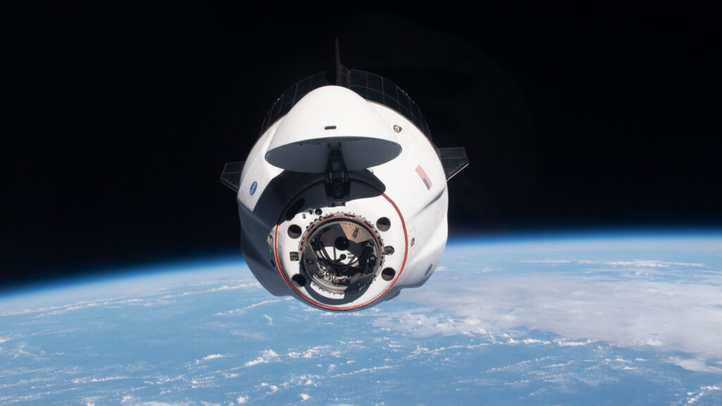 La capsula si avvicina alla Stazione Spaziale Internazionale, mentre arriva l'equipaggio dell'equipaggio 2. // Fonte: Flickr/cc/NASA Johnson