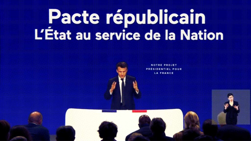 Emmanuel Macron pendant la présentation de son programme, et de sa proposition sur les cyberpatrouilleurs // Source : Emmanuel Macron avec vous / YouTube