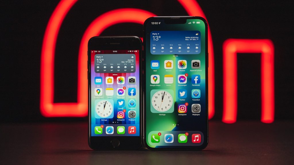 L'iPhone SE à côté de l'iPhone 13 Pro Max. // Source : Louise Audry pour Numerama