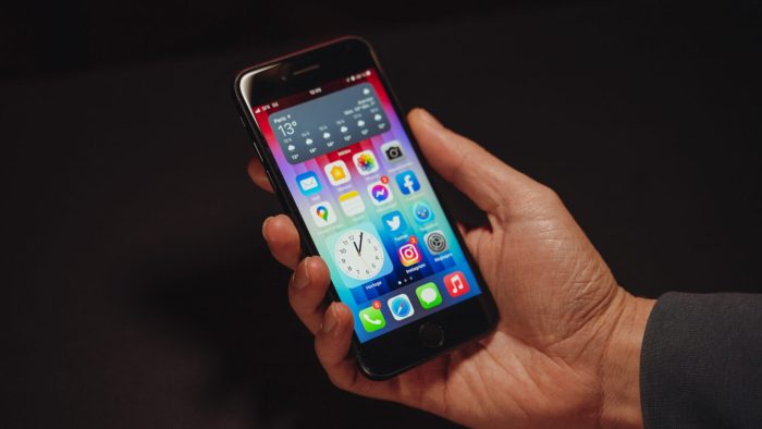 iPhone SE 2022 // Source : Louise Audry pour Numerama iPhone SE 2022 // Source : Louise Audry pour Numerama