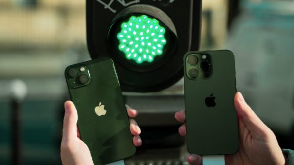 iPhone 13 et 13 Pro Verts // Source : Louise Audry pour Numerama