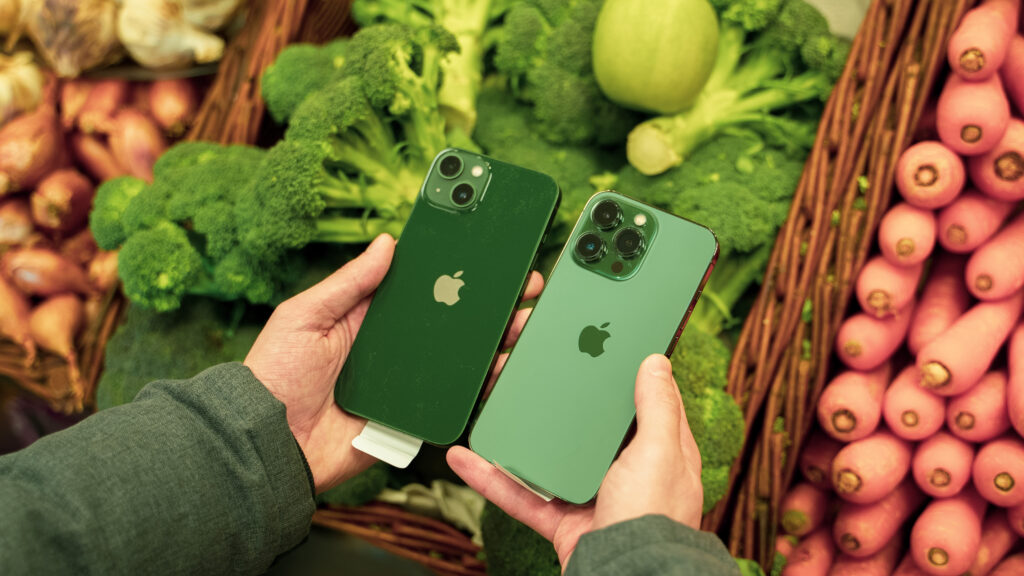iPhone 13 et 13 Pro Verts // Source : Louise Audry pour Numerama