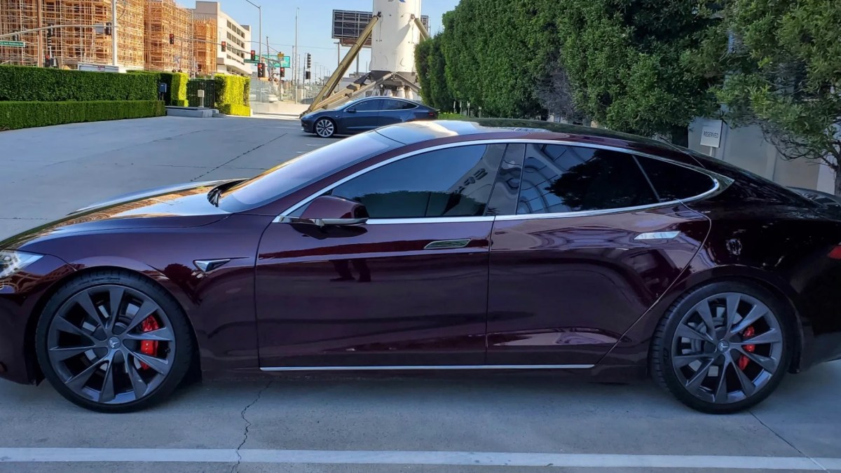 La Tesla Model S violette d'Elon Musk // Source : Electrek