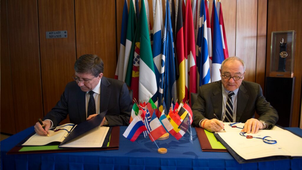 Cette photo remonte à 2014 : le directeur général de l'ESA, Jean-Jacques Dordain, et le directeur de Roscosmos, Vladimir Popovkin, signaient alors un partenariat entre les deux agences, pour ExoMars. // Source : ESA