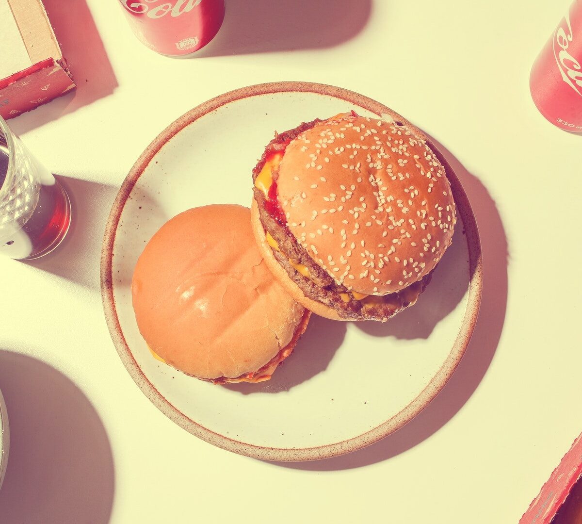 Fast food, coca cola, burger, chips. // Source : Pexels