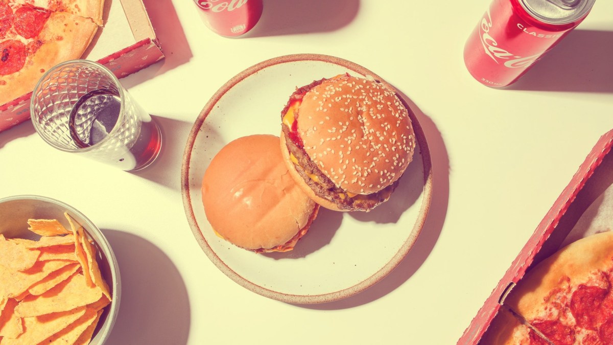 Fast food, coca cola, burger, chips. // Source : Pexels