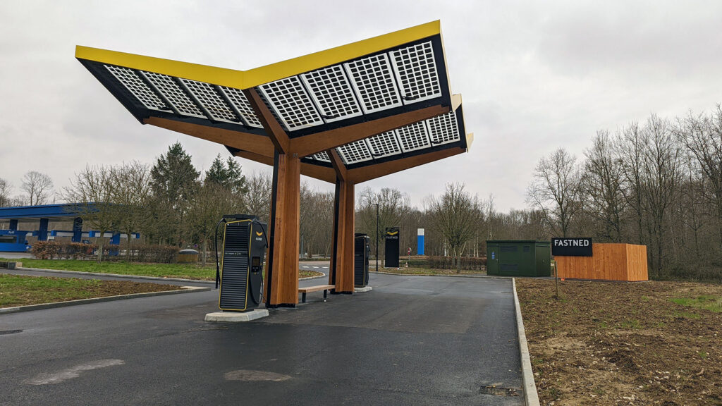 Fastned station on the highway // Source: Raphaelle Baut for Numerama