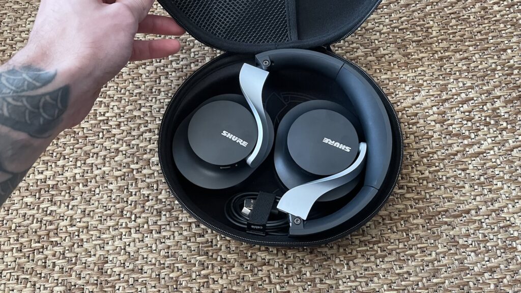 Le casque Shure Aonic 40 dans sa pochette