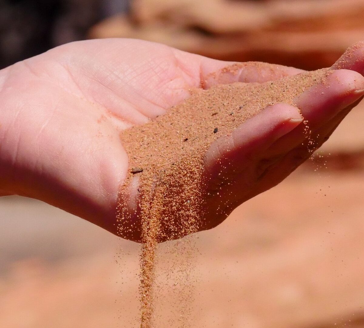 Du sable dans la main. // Source : Pexels